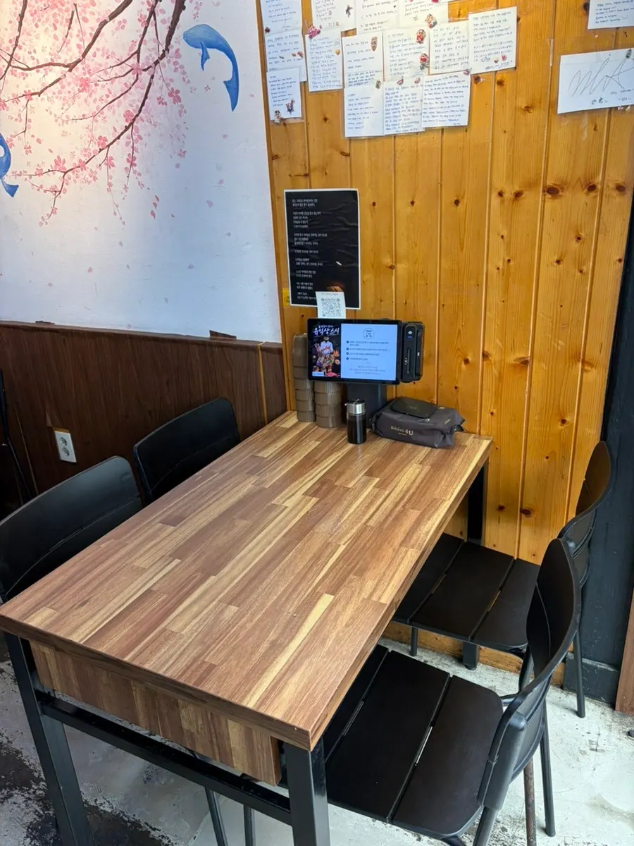 View of the regular table seating at Yu Iksang Sushi