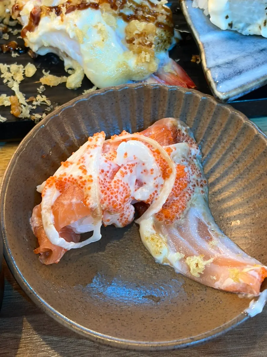 Salmon sushi topped with tartar sauce