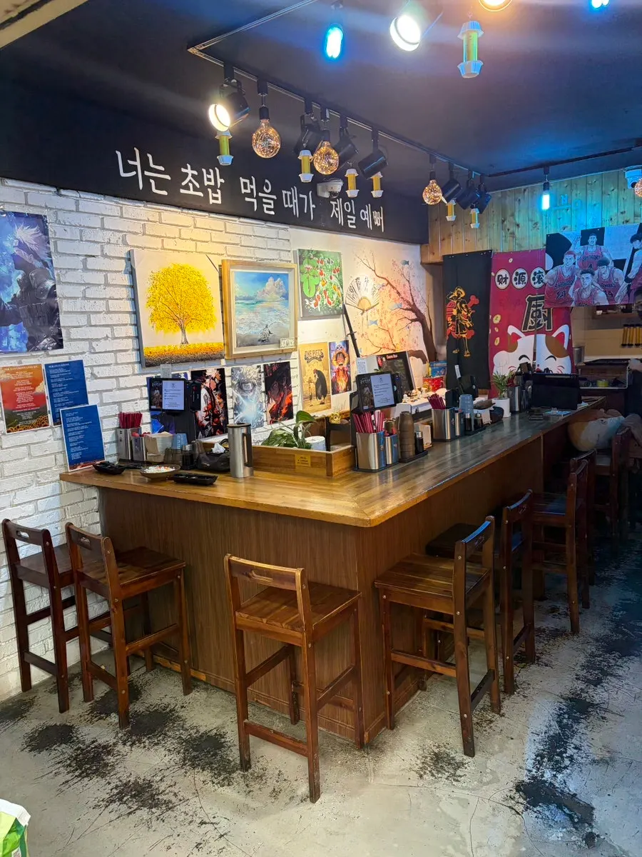 유익상스시 입구가 있는 골목 풍경