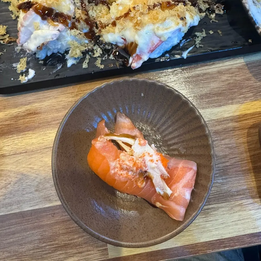 초밥과 함께 놓인 음료