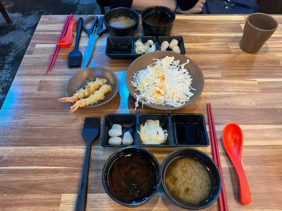 味噌湯、沙拉與炸蝦組成的基本附餐