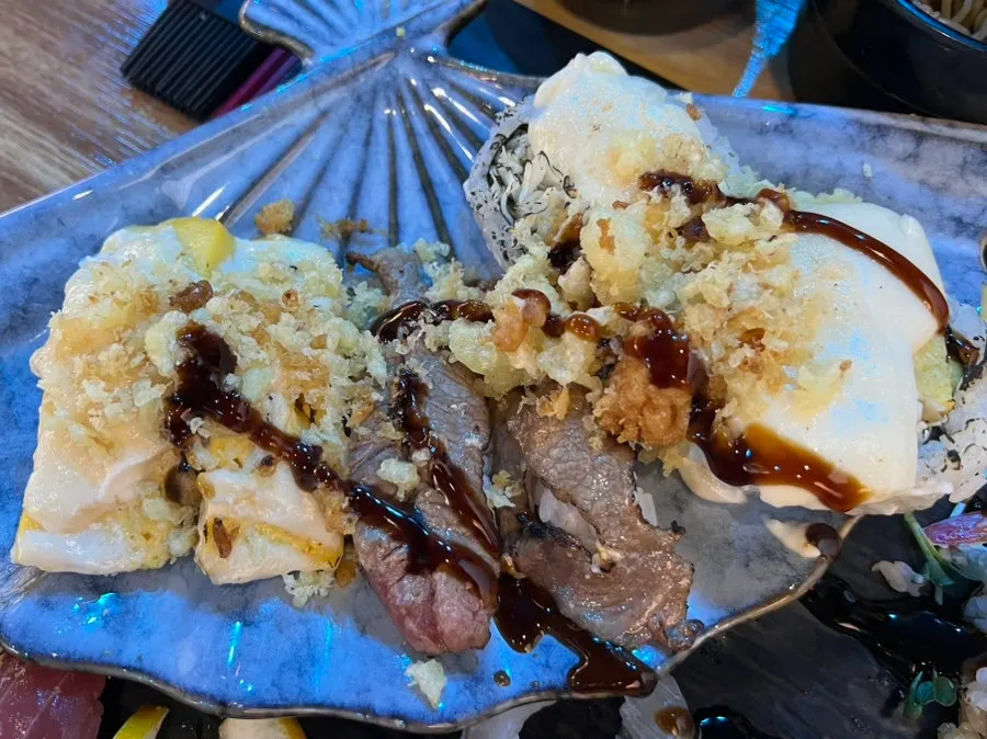 生魚片鋪得比飯還長的長尾壽司