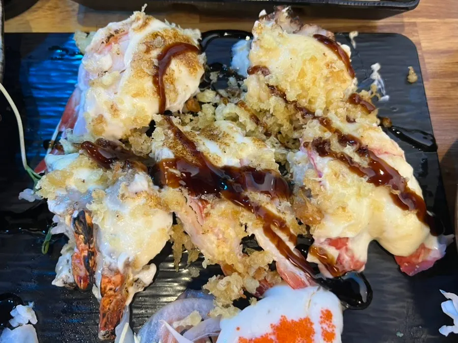夾起時生魚片長長垂下的一片壽司