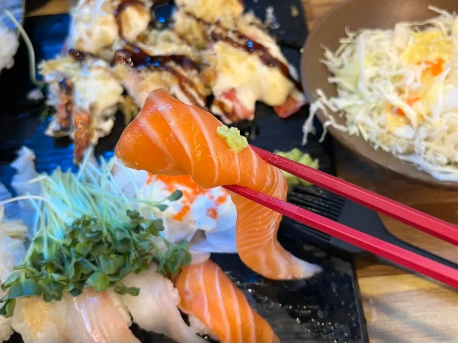 加了特製醬料與炸粉的蝦壽司