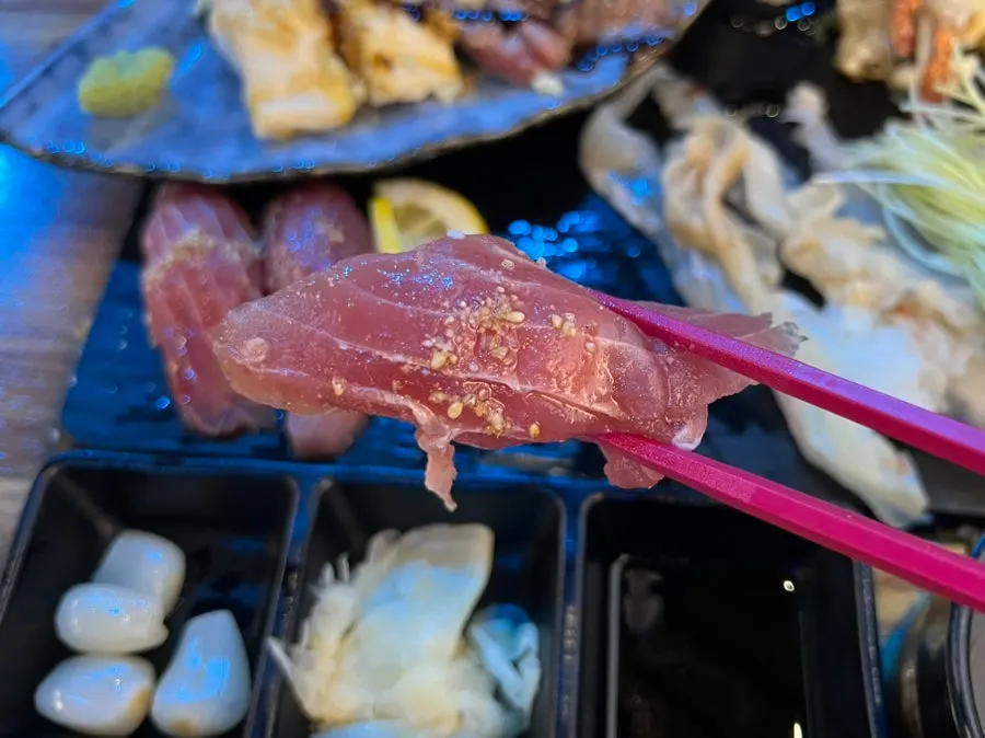 用毛筆刷醬油食用的鮭魚壽司