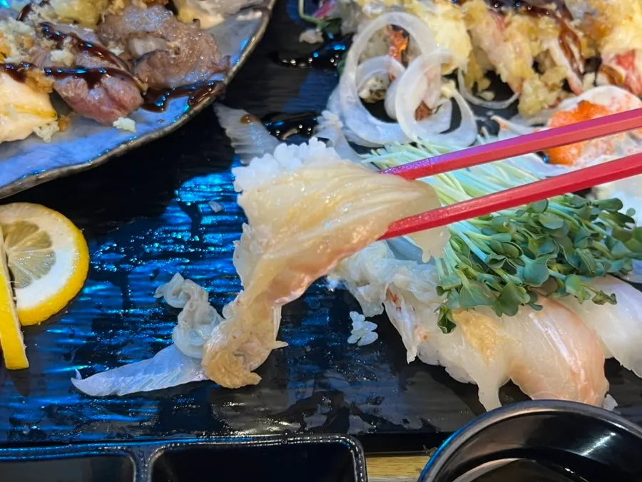 附有醬油毛筆的壽司拼盤