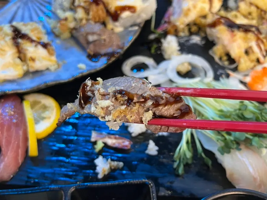 加了醬料與炸粉的章魚蟹肉棒壽司