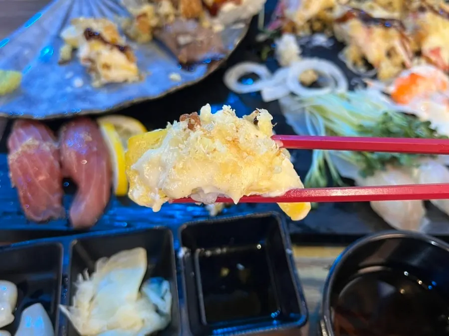 少量加芥末食用的一片壽司