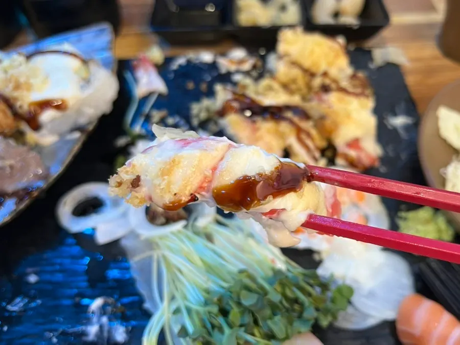 情侶A套餐中的牛肉壽司與壽司捲