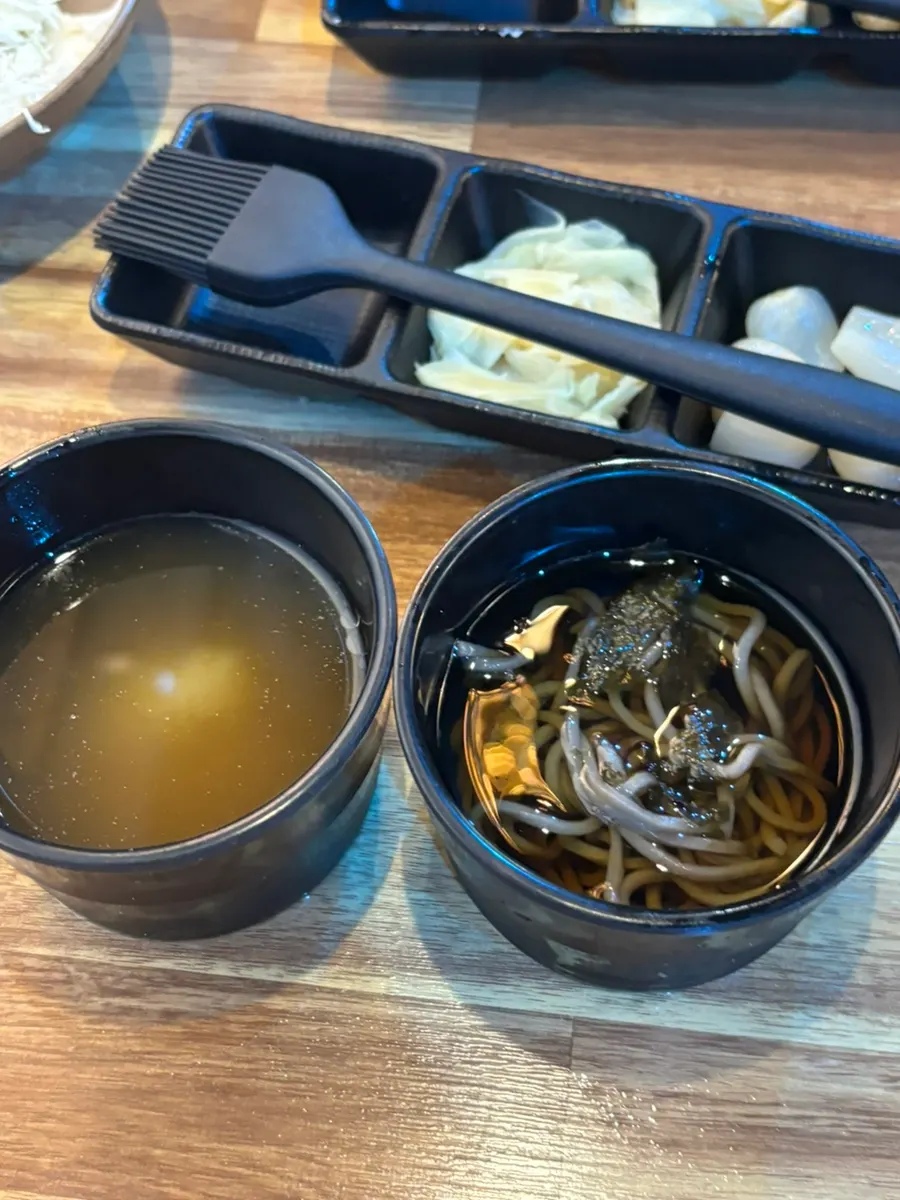 기본으로 제공되는 장국과 미니 메밀