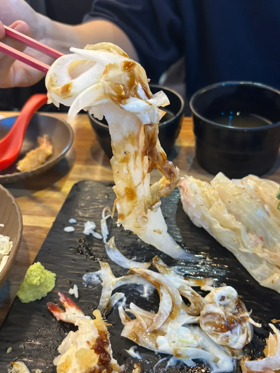 일반 초밥보다 두툼한 긴꼬리초밥 한 점