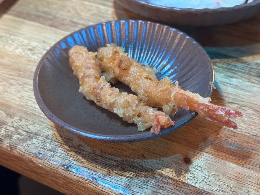 회가 길게 올라간 연어 초밥