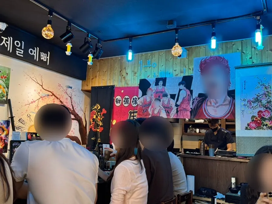 벽면에 붙은 애니메이션 포스터
