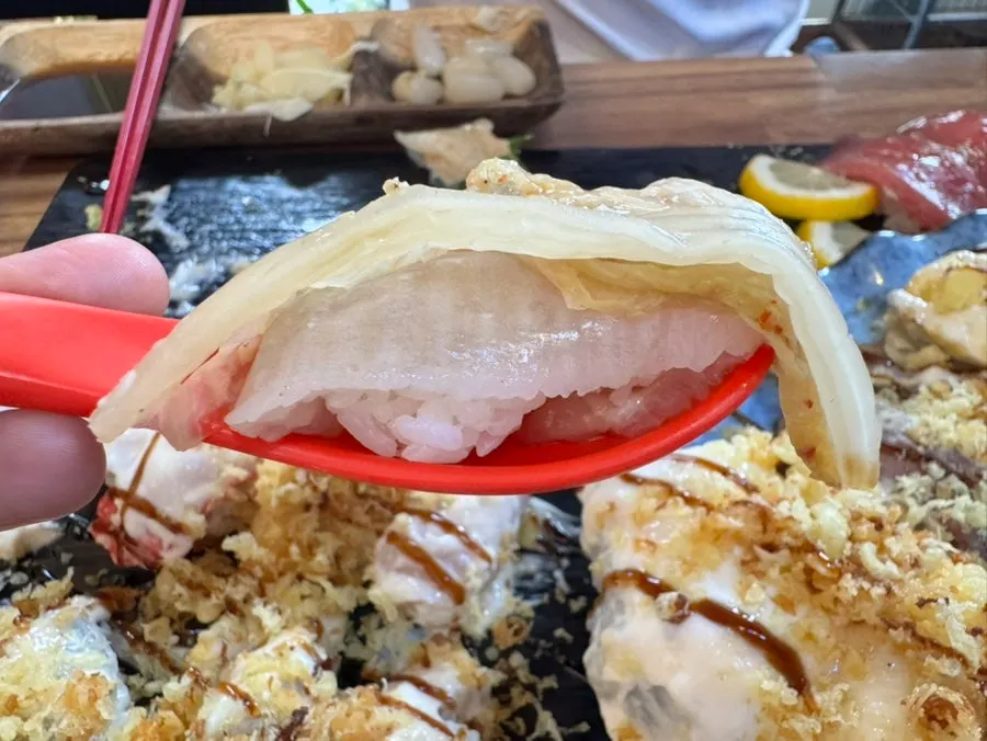 묵은지를 곁들인 광어초밥