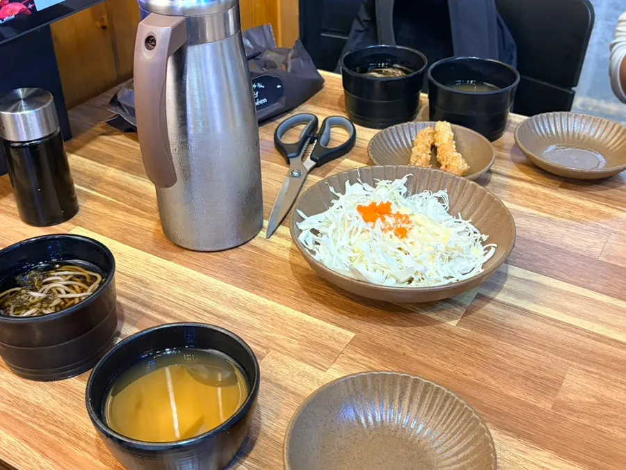 양상추 샐러드와 새우튀김, 메밀소바 기본 구성