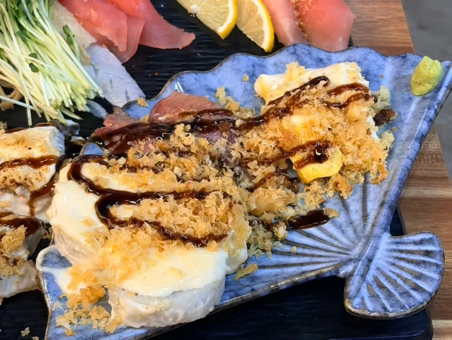 참치 광어 연어로 구성된 회 초밥