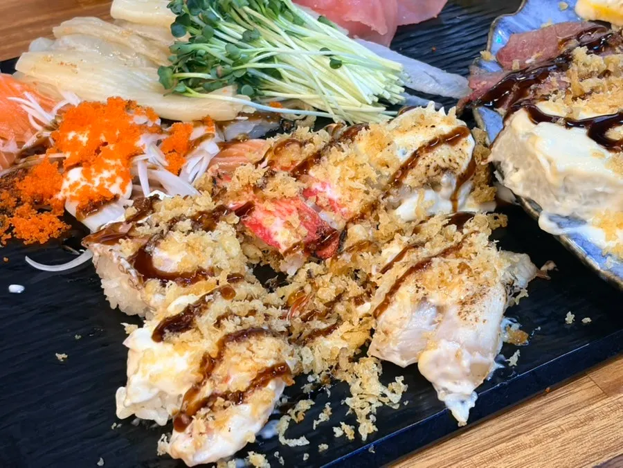 크런치 가루가 올라간 구운 초밥