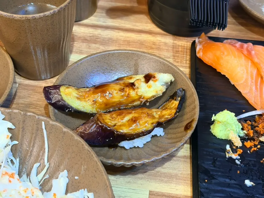 서비스로 나온 가지 초밥