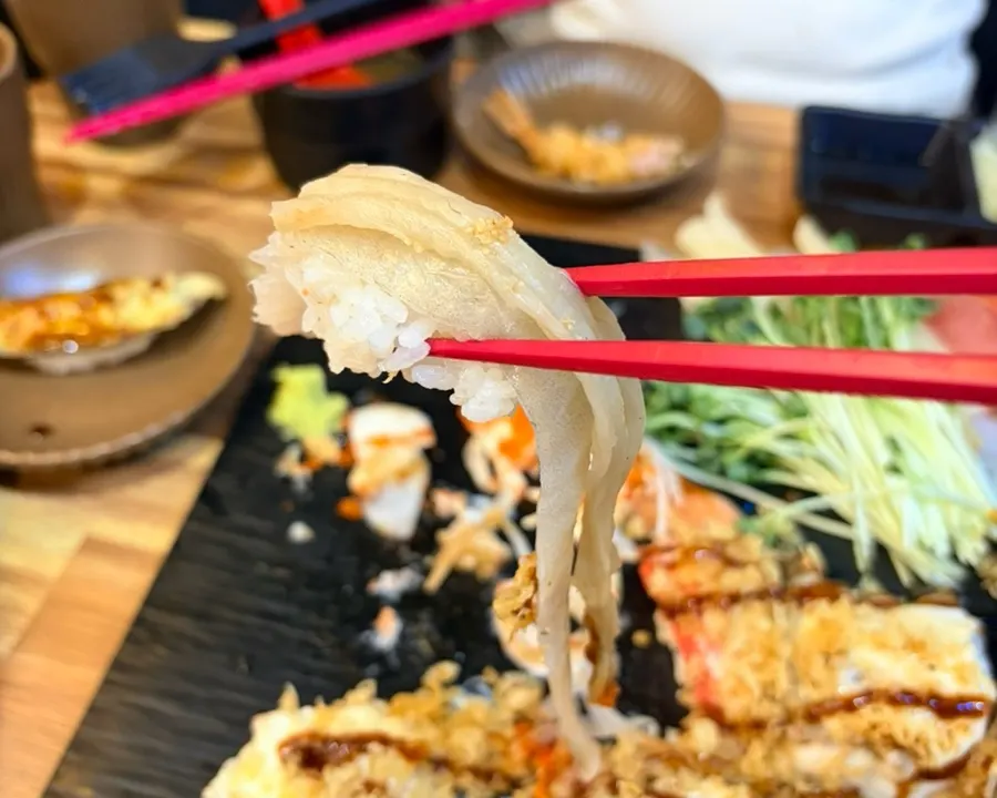길게 늘어진 꼬리가 긴 초밥