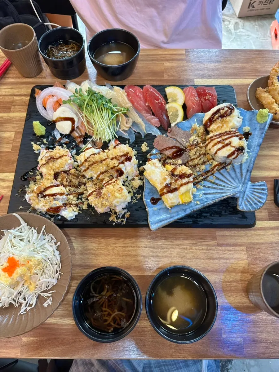 Salad, fried shrimp, soup, and soba served with the set