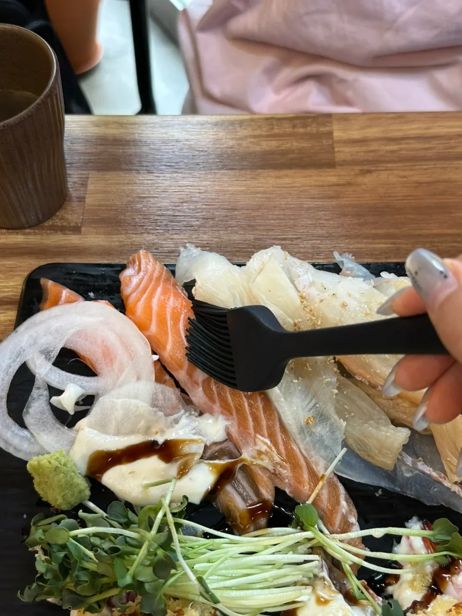 A brush used to apply soy sauce to the long-tail sushi