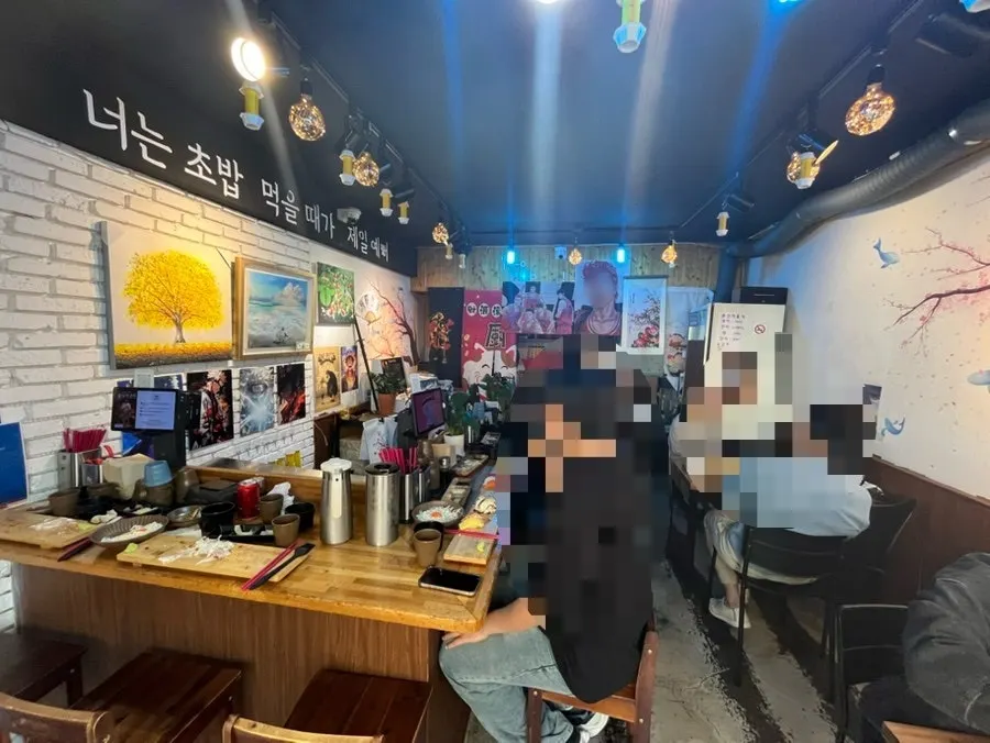 Entrance of Yu Iksang Sushi with the line written at the door
