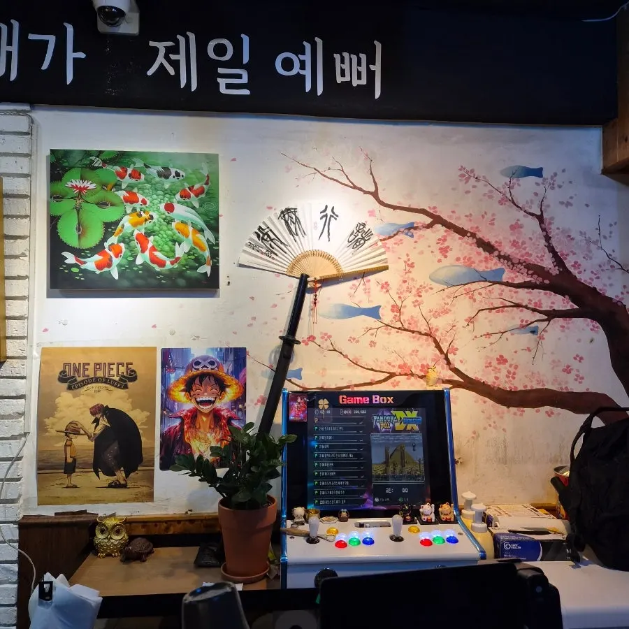 일본 애니 소품이 놓인 유익상스시 가게 내부