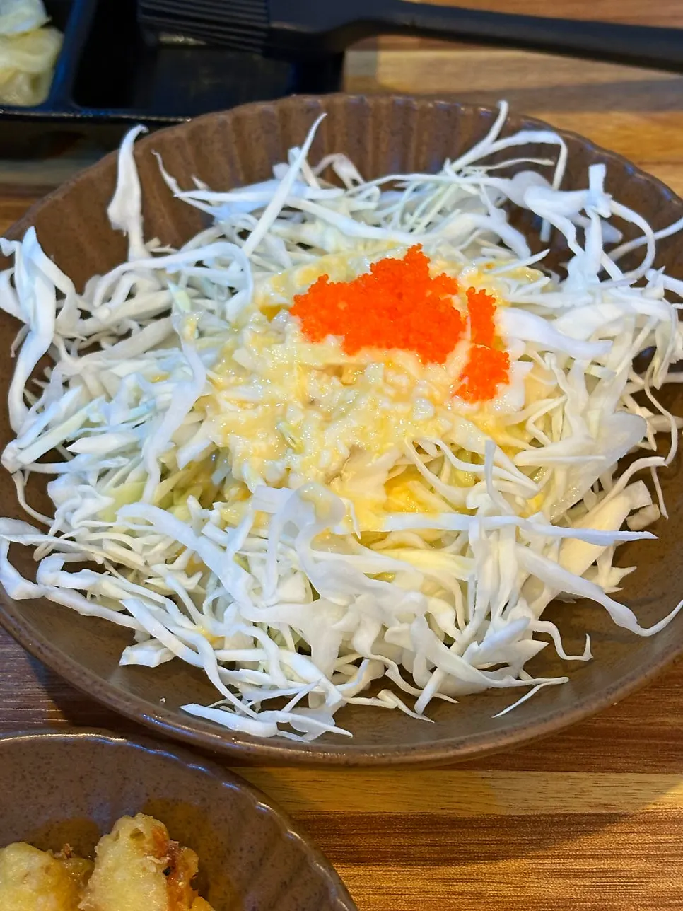간장을 바르는 붓이 놓인 긴꼬리 초밥