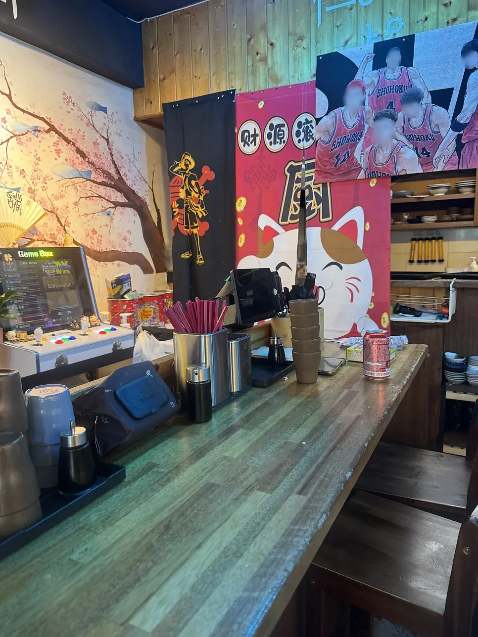 Interior con asientos de barra (dachi) en Yu Iksang Sushi