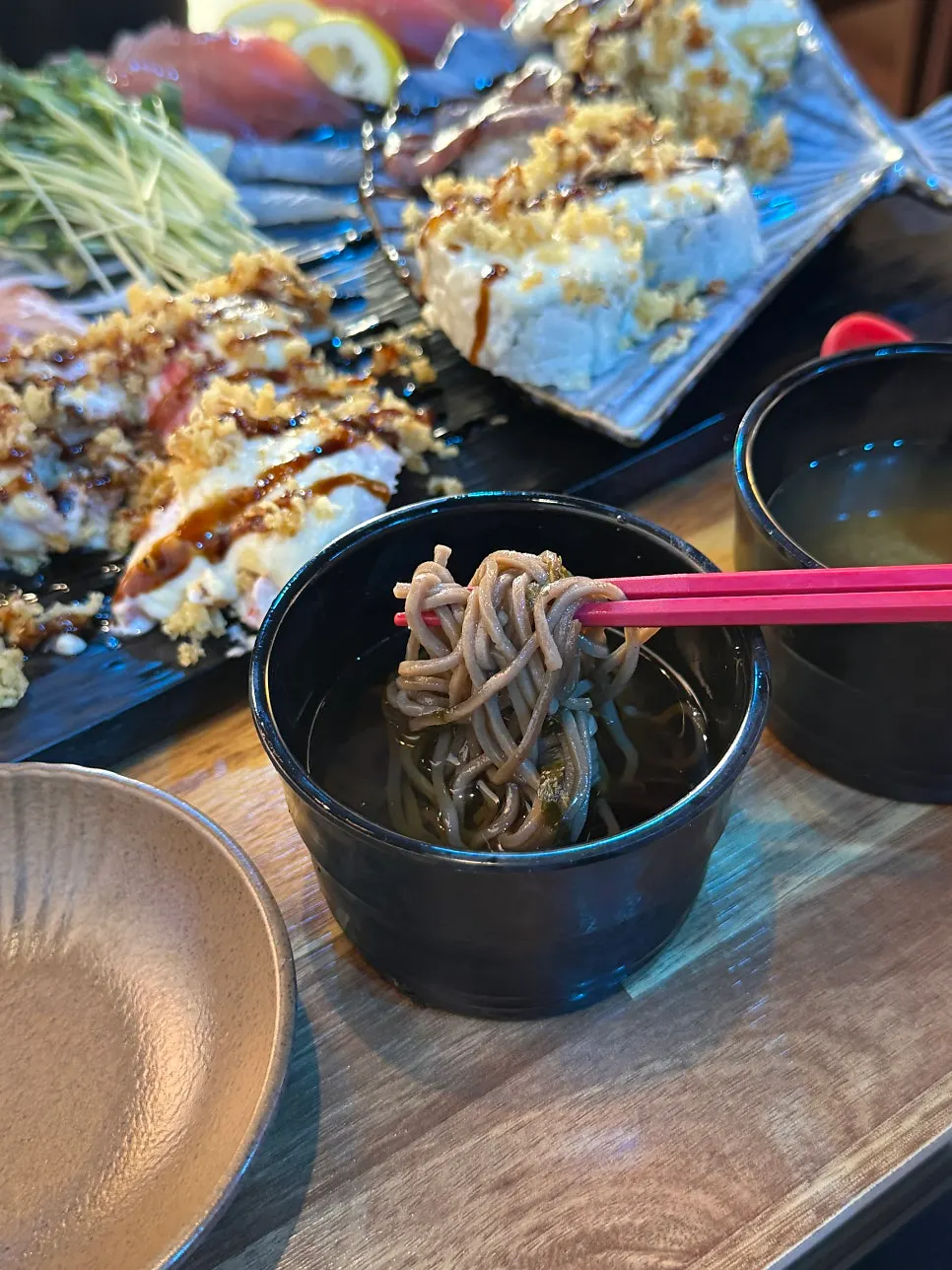 Soba servida junto con el set