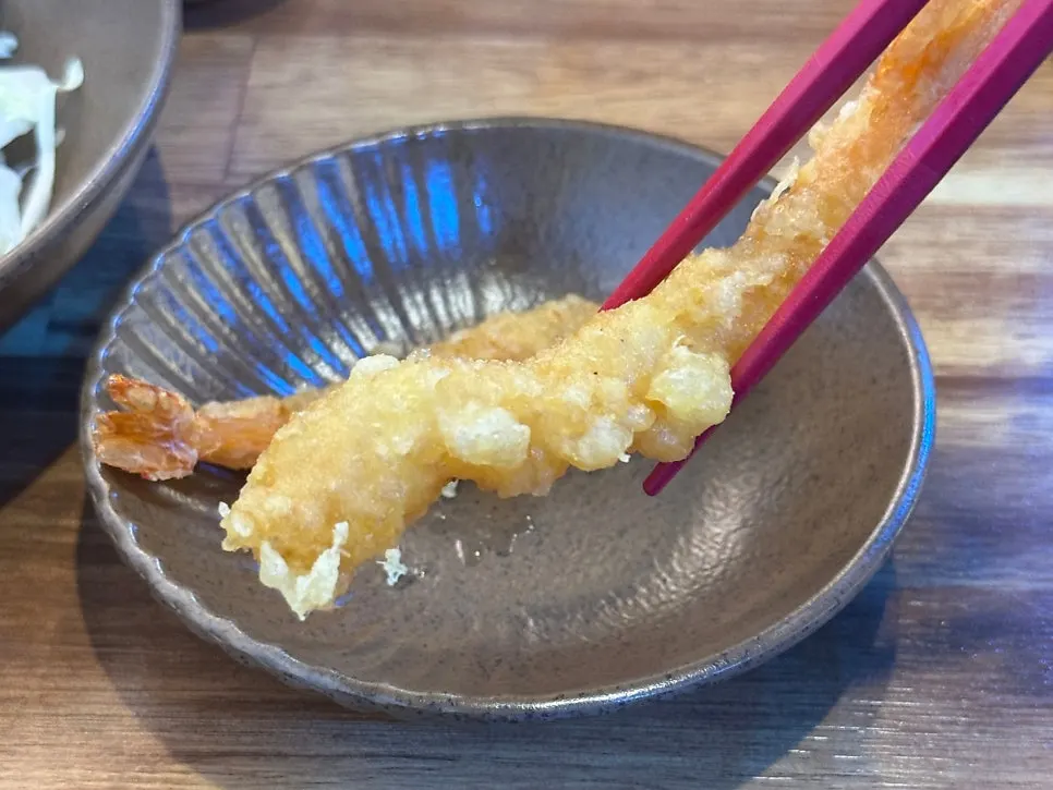 Dos camarones tempura servidos como acompañamiento