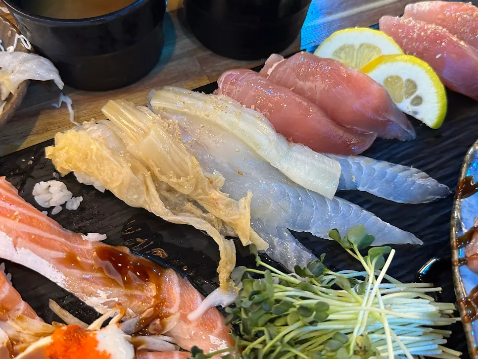 Primer plano de nigiri de fletán y atún