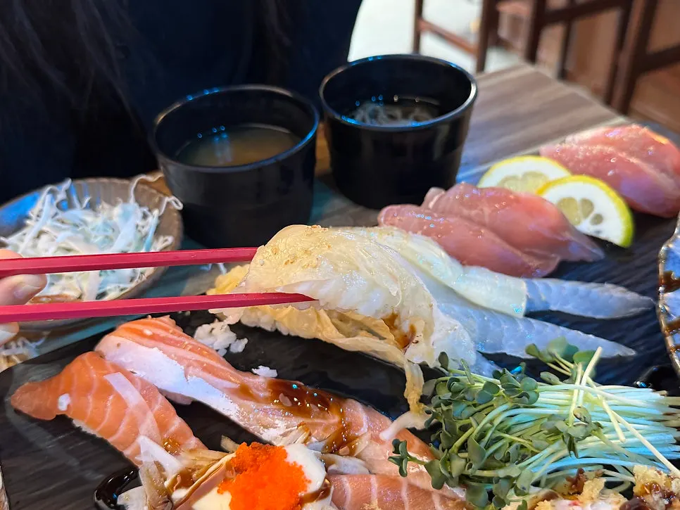 Nigiri de fletán con kimchi curado encima