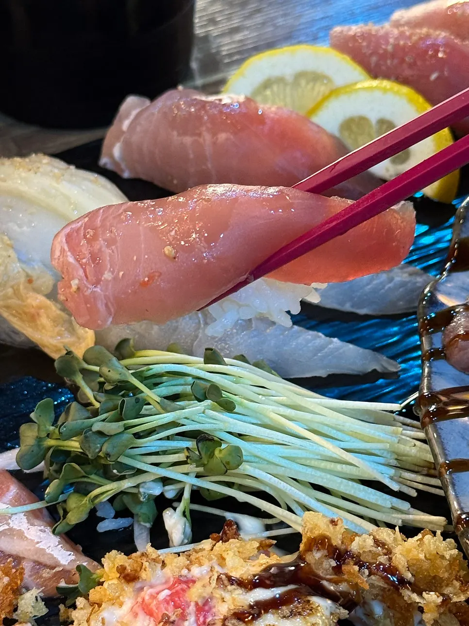 Nigiri de atún con sal de sésamo y aceite de sésamo