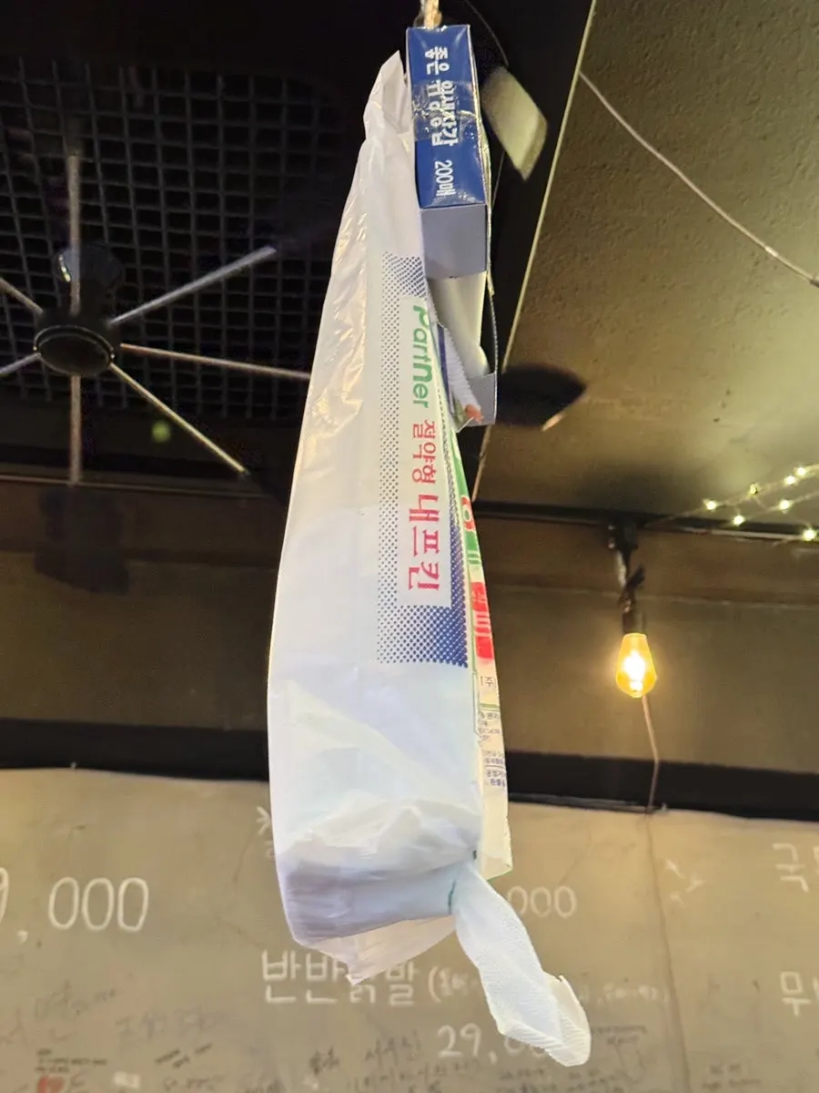 테라스 야장 자리와 비닐장갑