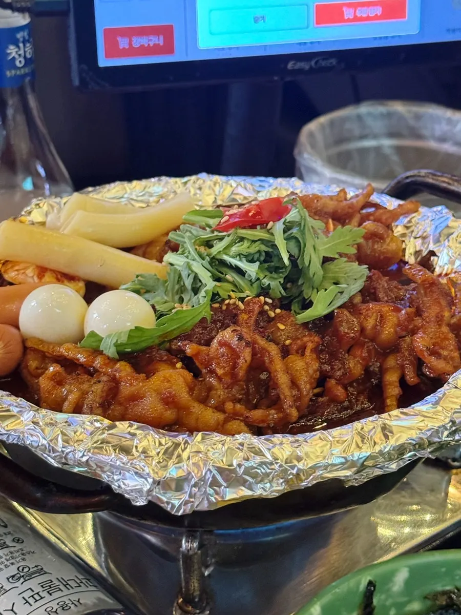 콩나물을 올린 닭발 한상