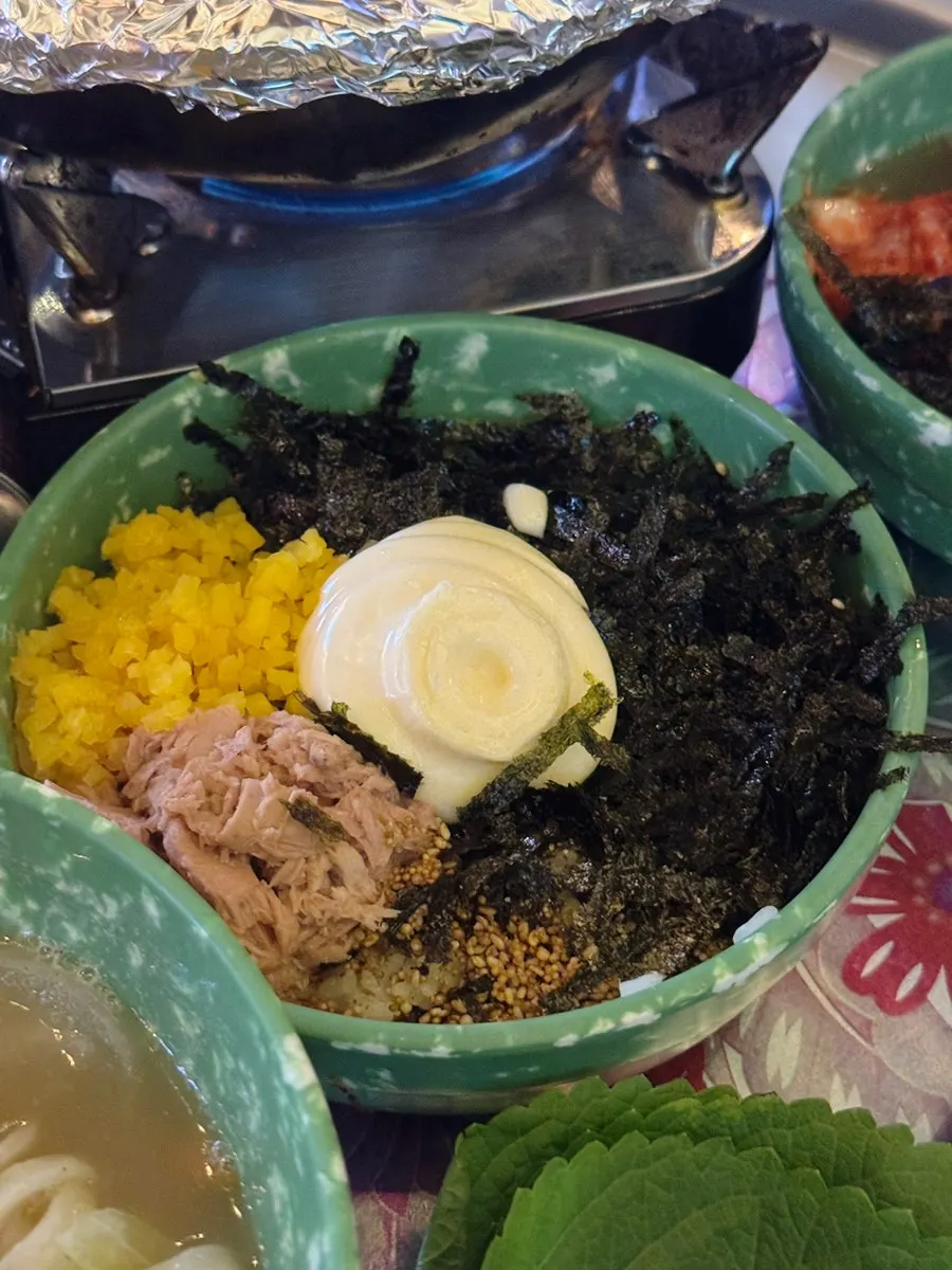 국물을 머금은 칼국수