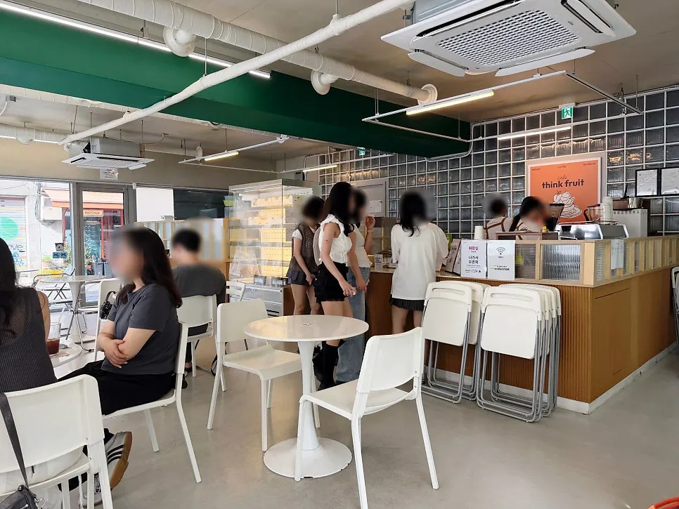 화이트 우드 그린 톤의 띵크프룻 내부