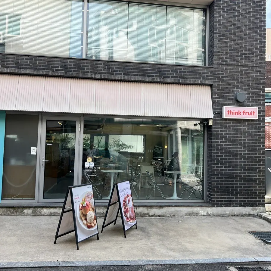 弘大入口駅近くのデザートカフェThink Fruit訪問の1枚目