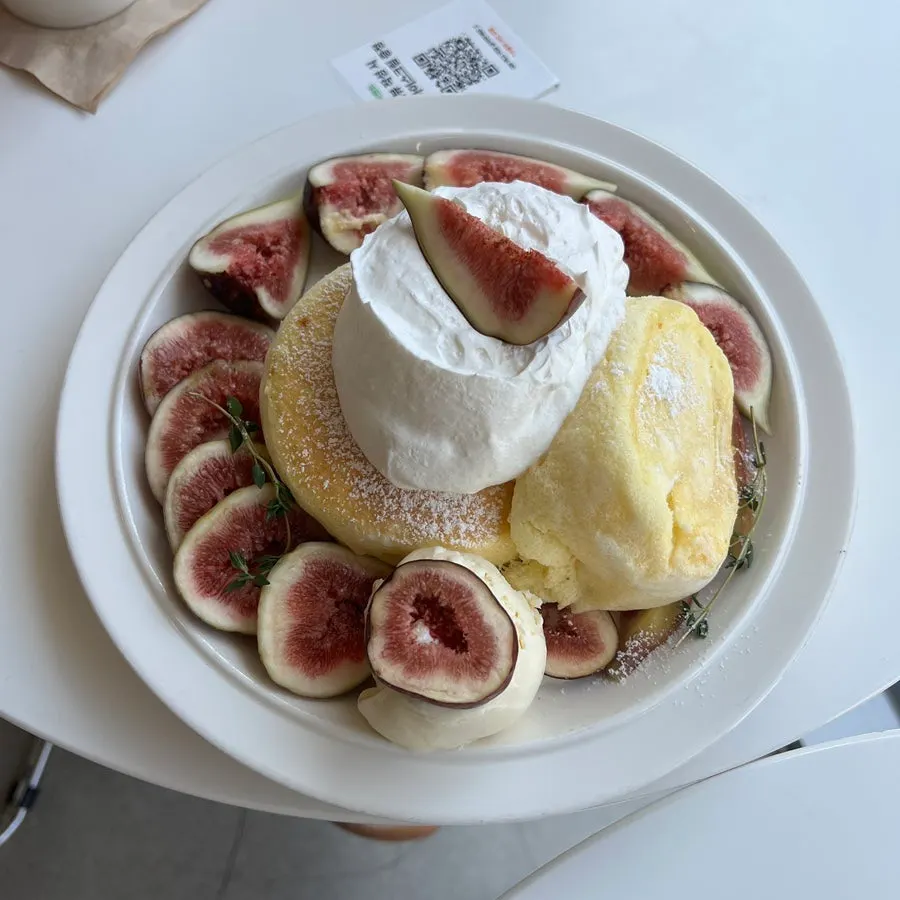 Think Fruitのイチジクスフレとコーヒーで締めくくりの1枚