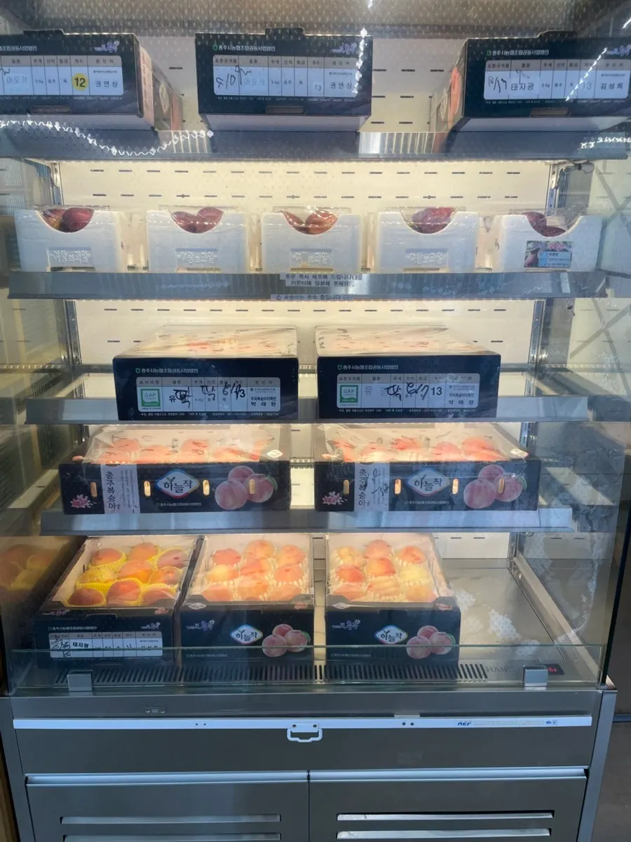 Fresh figs and peaches displayed on one side of the shop
