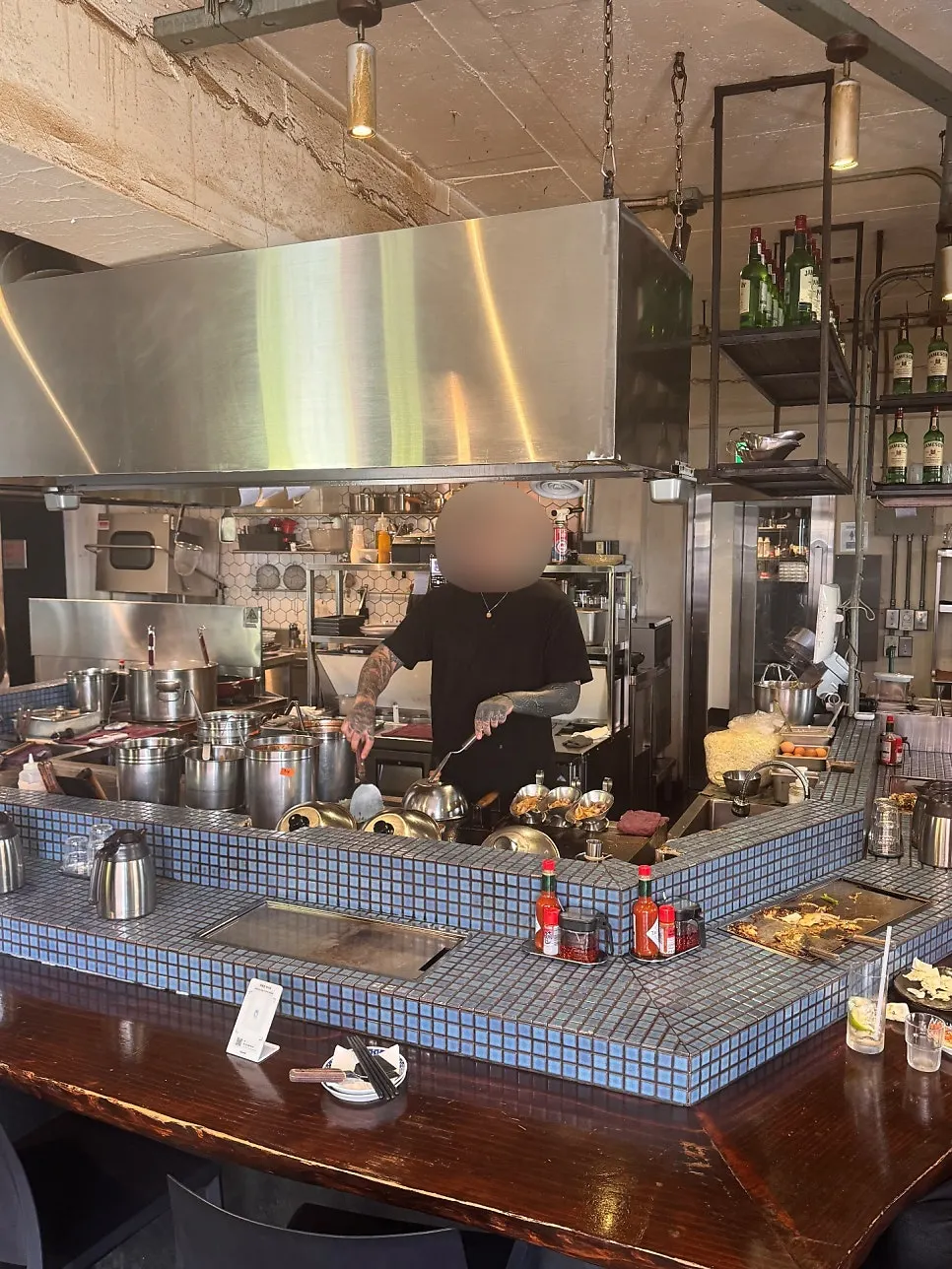Counter seats with a view of teppanyaki cooking