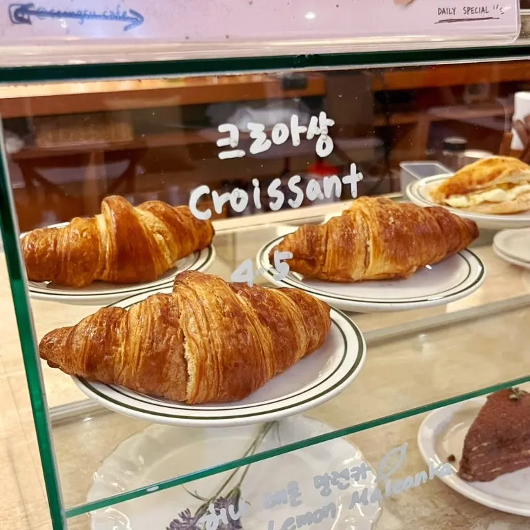 카운터 옆 베이커리 진열