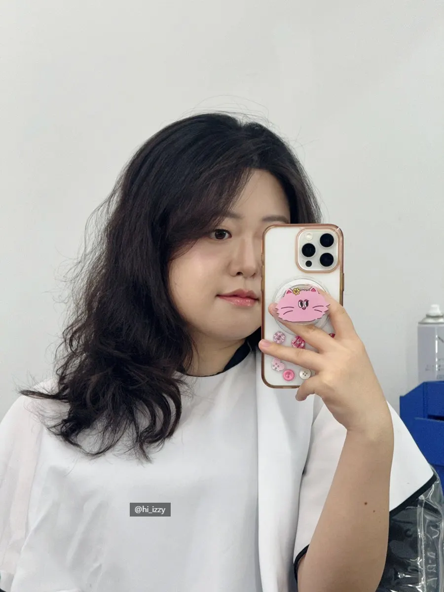 드레시한 옷차림과 헤어 메이크업 사진
