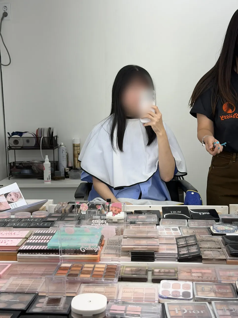 오늘메이크업 진열된 화장품