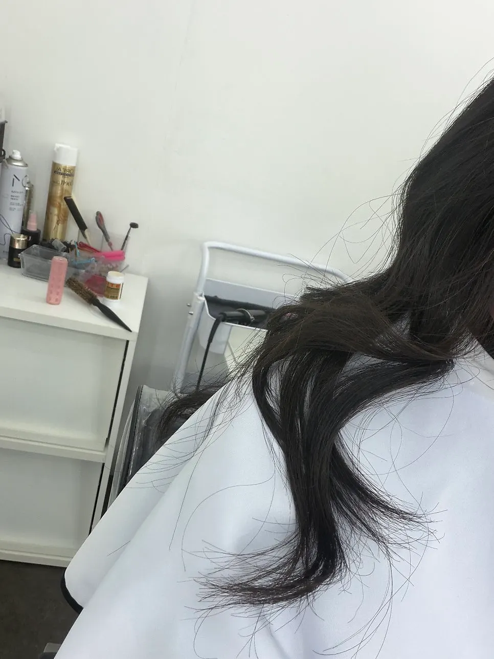 굵은 웨이브 컬 작업 중인 헤어