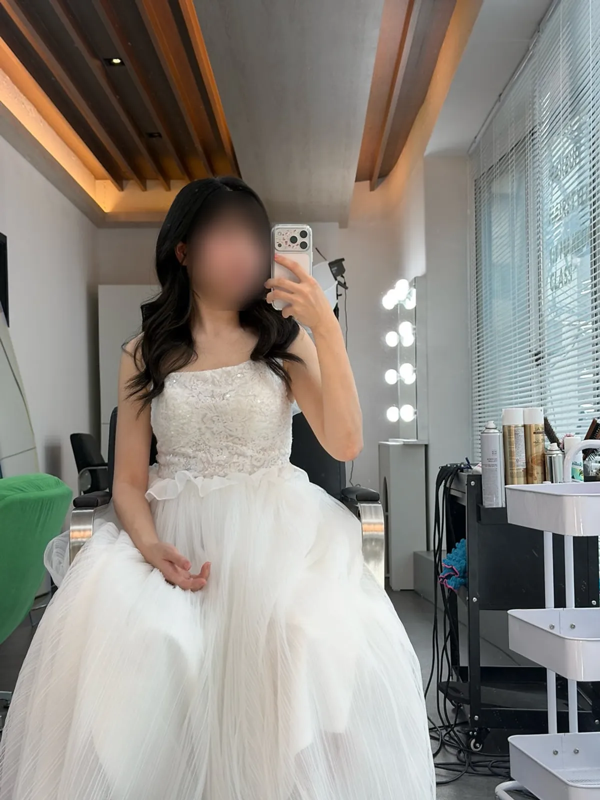 웨딩촬영 준비를 마친 신부 헤어메이크업