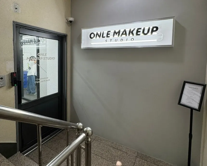 Papan panduan parkir di lantai 1 gedung Today Makeup