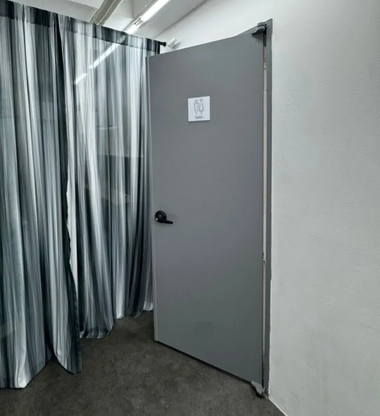 Toilet di dalam salon Today Makeup