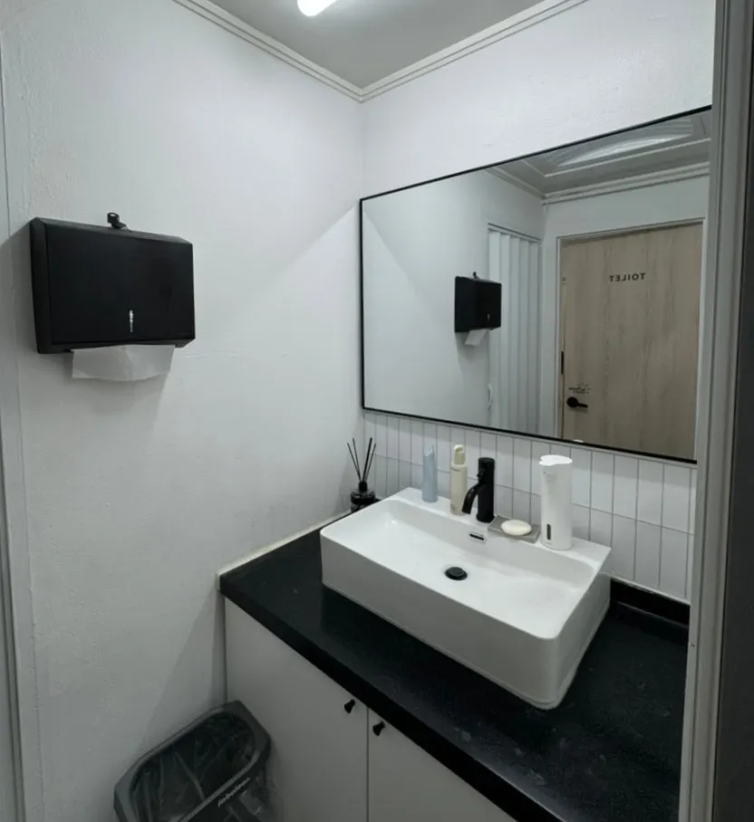 Toilet dengan foam cleanser dan cleansing oil